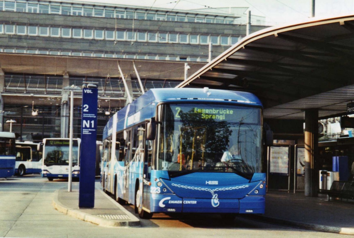 (125'525) - VBL Luzern - Nr. 223 - Hess/Hess Gelenktrolleybus am 24. April 2010 beim Bahnhof Luzern