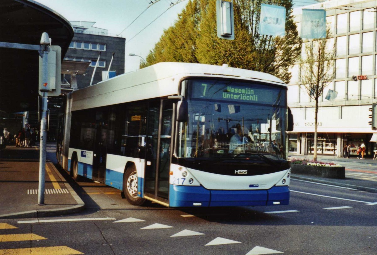 (125'533) - VBL Luzern - Nr. 217 - Hess/Hess Gelenktrolleybus am 24. April 2010 beim Bahnhof Luzern