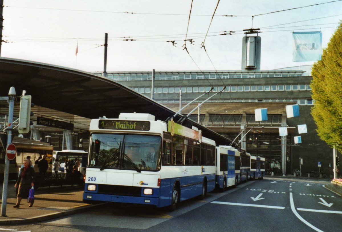 (125'607) - VBL Luzern - Nr. 262 - NAW/R&J-Hess Trolleybus am 24. April 2010 beim Bahnhof Luzern