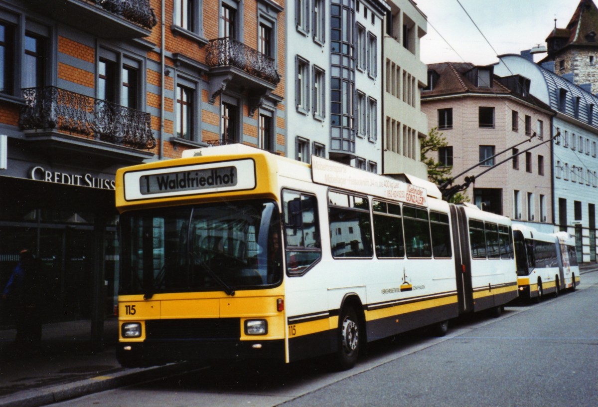 (126'329) - VBSH Schaffhausen - Nr. 115 - NAW/Hess Gelenktrolleybus am 16. Mai 2010 beim Bahnhof Schaffhausen