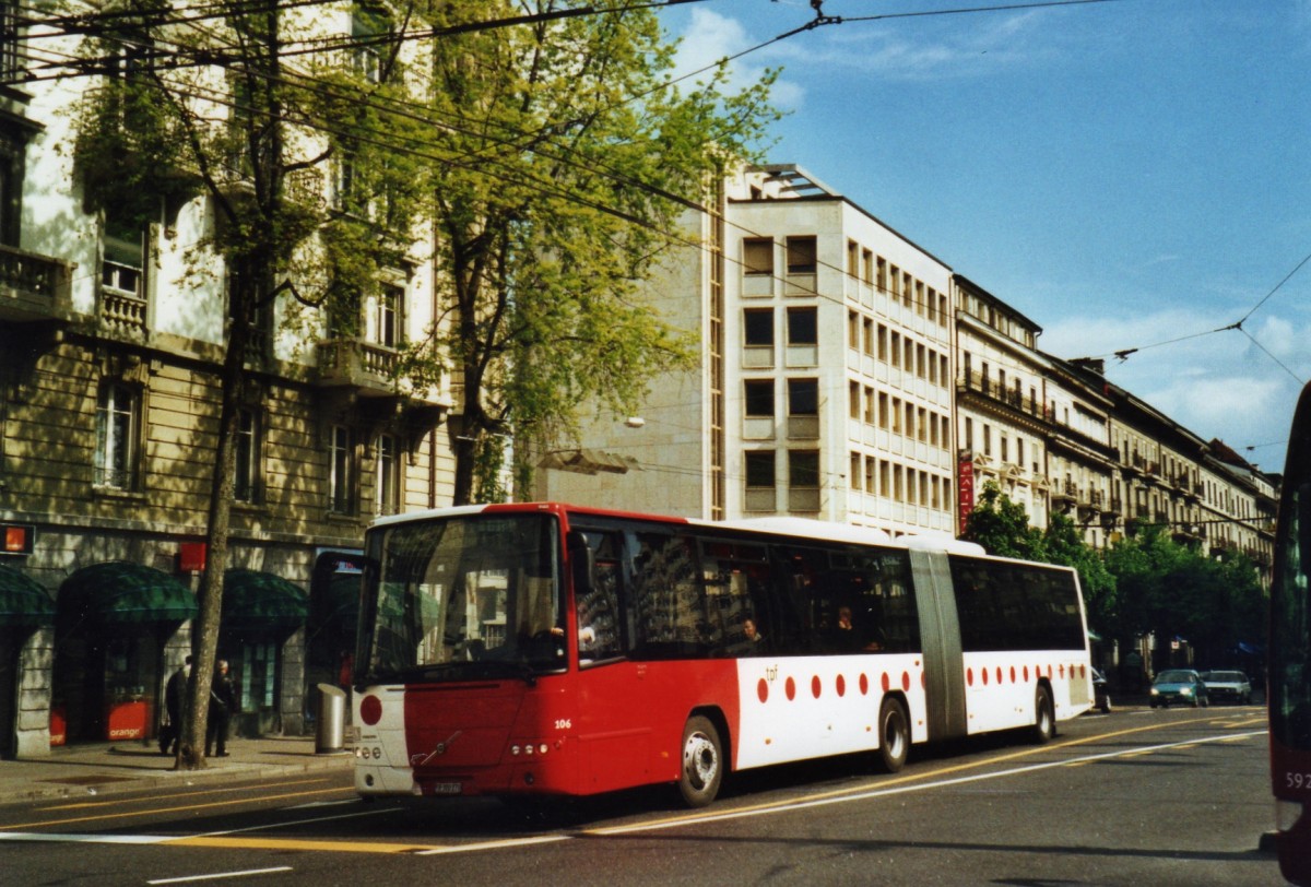 (126'409) - TPF Fribourg - Nr. 106/FR 300'270 - Volvo am 19. Mai 2010 beim Bahnhof Fribourg