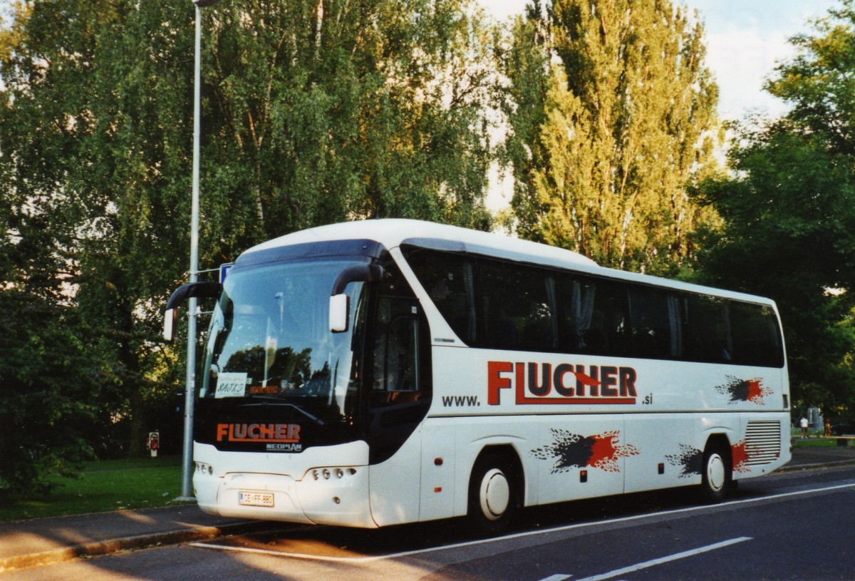 (127'312) - Aus Slowenien: Flucher, Rogaska Slatina - CE FF-880 - Neoplan am 26. Juni 2010 in Thun, Lachen