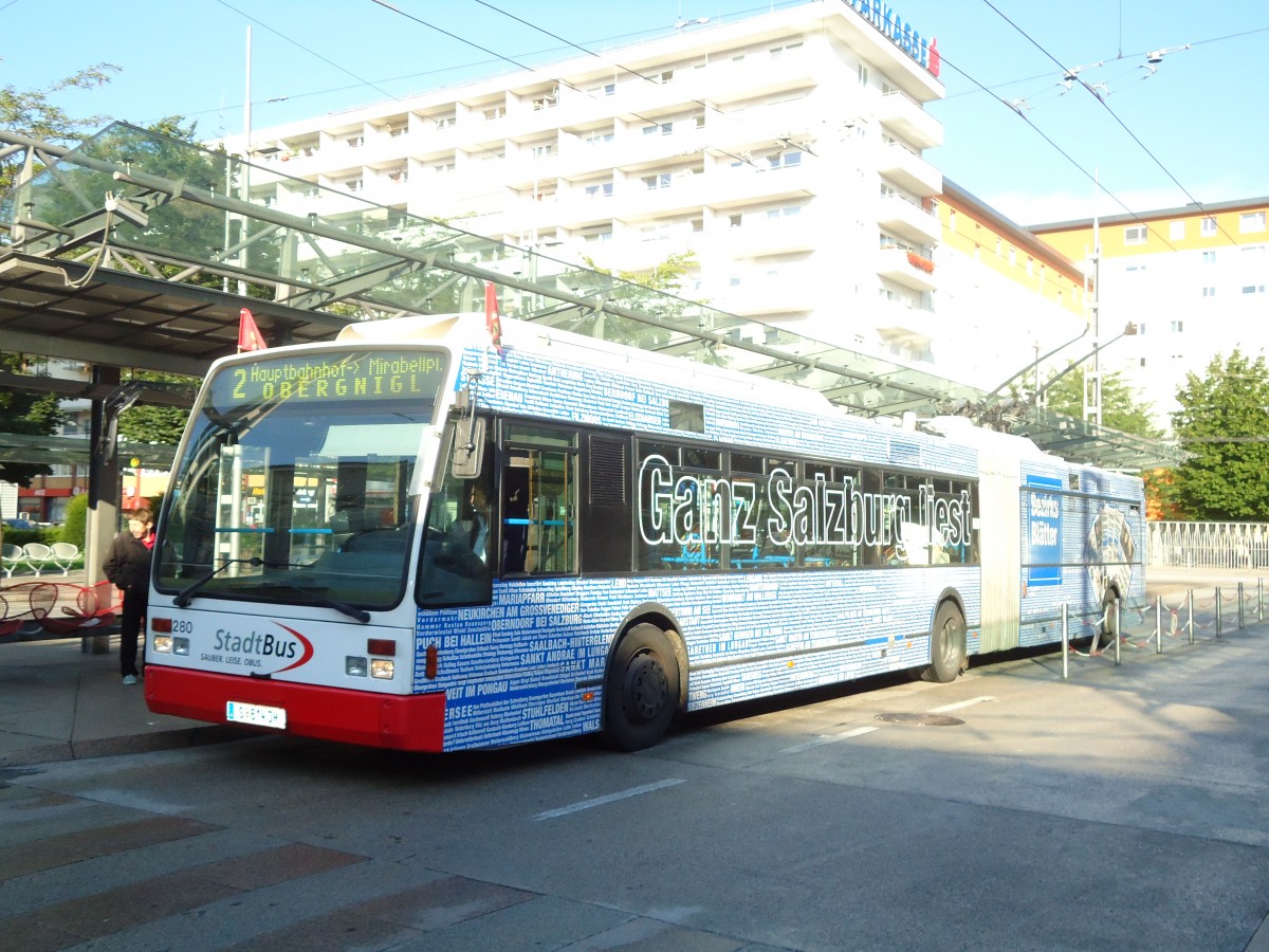 (128'310) - StadtBus, Salzburg - Nr. 280/S 614 JH - Van Hool Gelenktrolleybus (ex Nr. 0380) am 8. August 2010 beim Bahnhof Salzburg