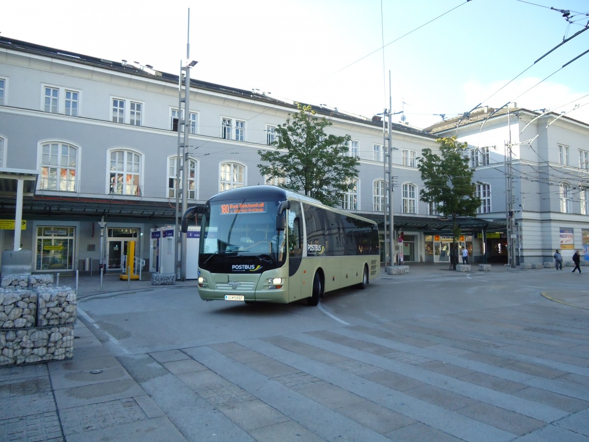 (128'318) - PostBus - BD 12'897 - MAN am 8. August 2010 beim Bahnhof Salzburg
