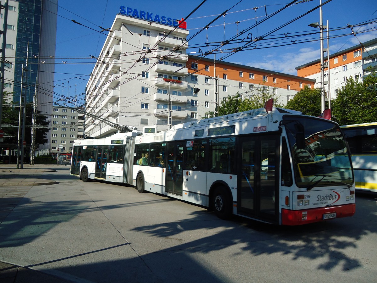 (128'322) - StadtBus, Salzburg - Nr. 279/S 655 JG - Van Hool Gelenktrolleybus (ex Nr. 0379) am 8. August 2010 beim Bahnhof Salzburg