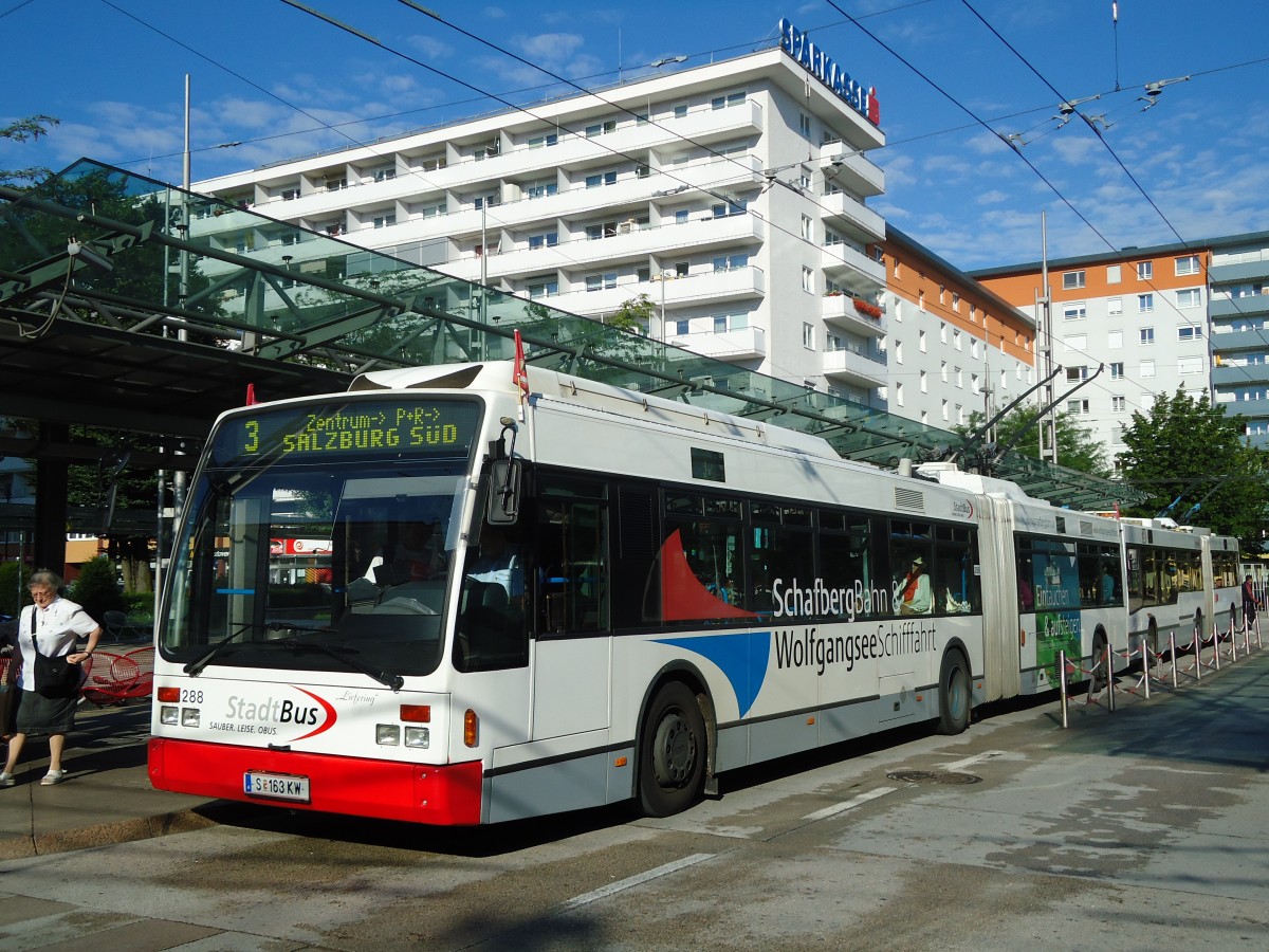 (128'327) - StadtBus, Salzburg - Nr. 288/S 163 KW - Van Hool Gelenktrolleybus am 8. August 2010 beim Bahnhof Salzburg