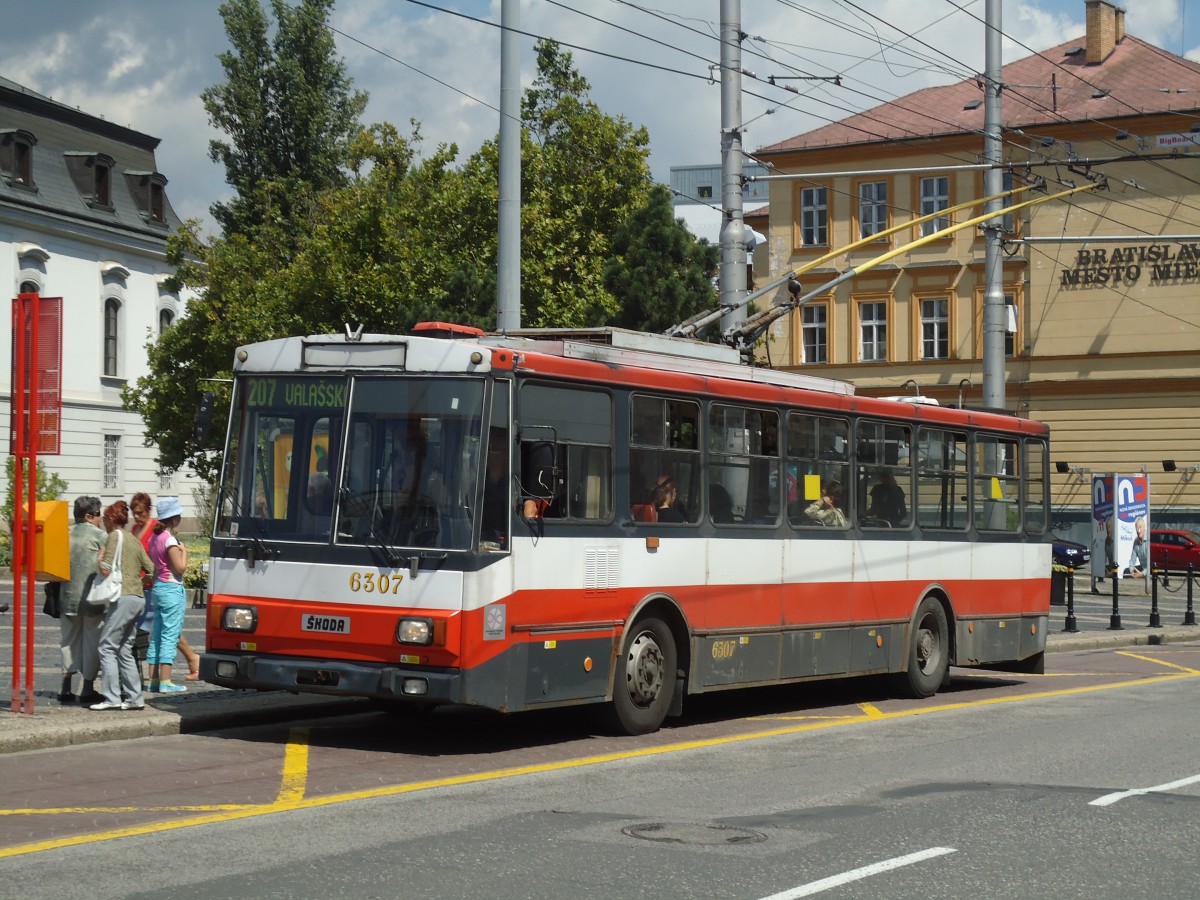 (128'514) - DPB Bratislava - Nr. 6307 - Skoda Trolleybus am 10. August 2010 in Bratislava, Hodzovo Nam.