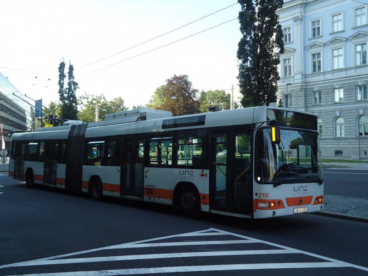 (128'558) - Linz Linien - Nr. 219/L 3219 B - Volvo Gelenktrolleybus am 10. August 2010 beim Bahnhof Linz