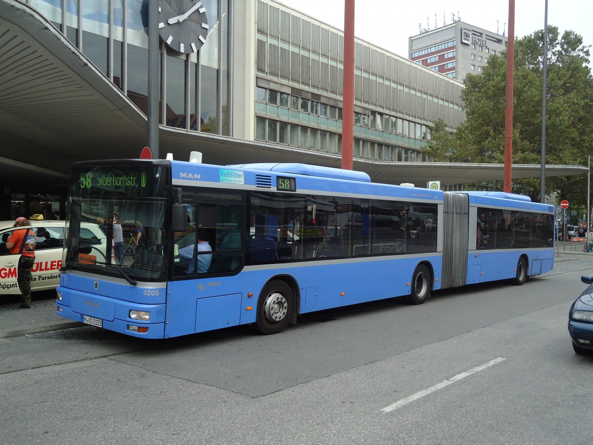 (128'583) - MVG Mnchen - Nr. 5205/M-VG 5155 - MAN am 11. August 2010 beim Hauptbahnhof Mnchen