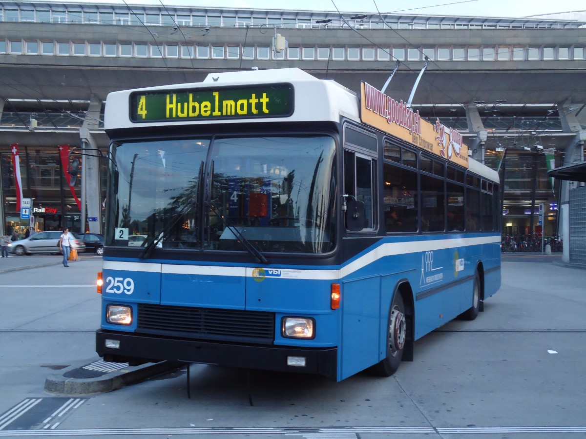 (128'741) - VBL Luzern - Nr. 259 - NAW/R&J-Hess Trolleybus am 13. August 2010 beim Bahnhof Luzern