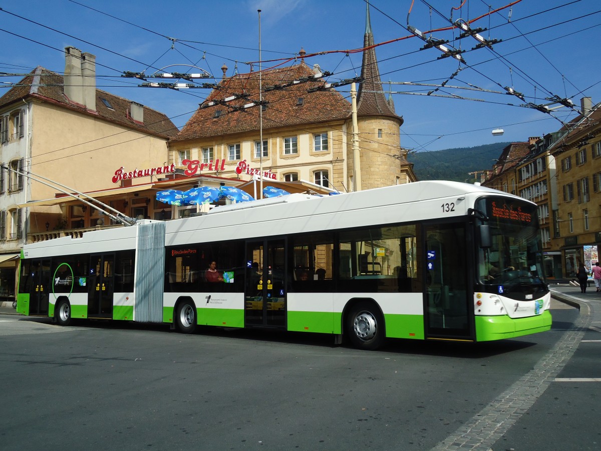 (129'545) - TN Neuchtel - Nr. 132 - Hess/Hess Gelenktrolleybus am 6. September 2010 in Neuchtel, Place Pury