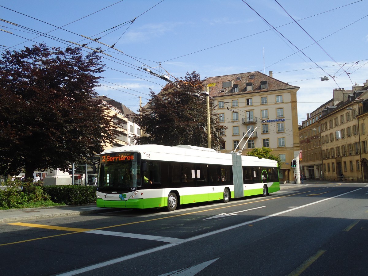 (129'568) - TN Neuchtel - Nr. 135 - Hess/Hess Gelenktrolleybus am 6. September 2010 in Neuchtel, Place Pury