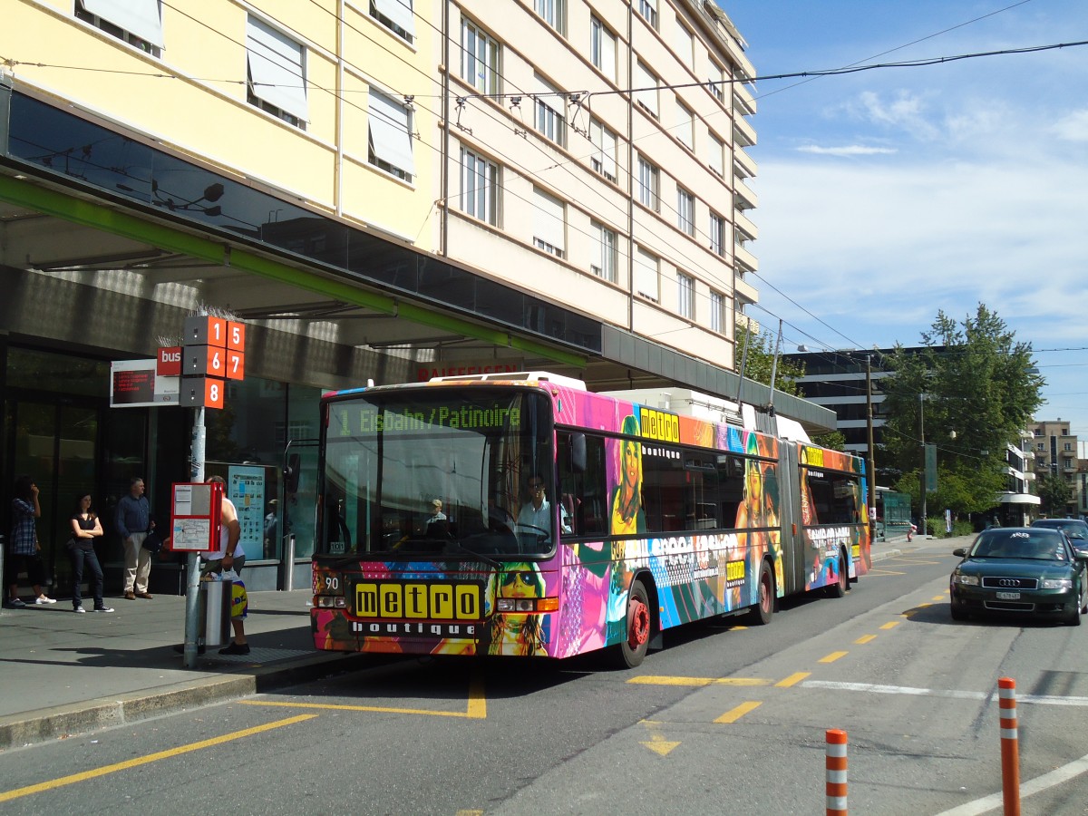 (129'639) - VB Biel - Nr. 90 - NAW/Hess Gelenktrolleybus am 12. September 2010 beim Bahnhof Biel