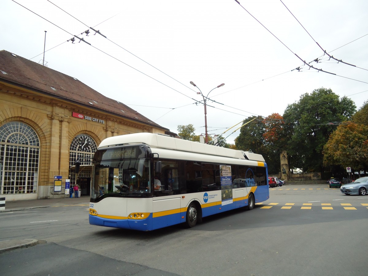 (130'190) - TC La Chaux-de-Fonds - Nr. 132 - Solaris Trolleybus am 4. Oktober 2010 beim Bahnhof La Chaux-de-Fonds
