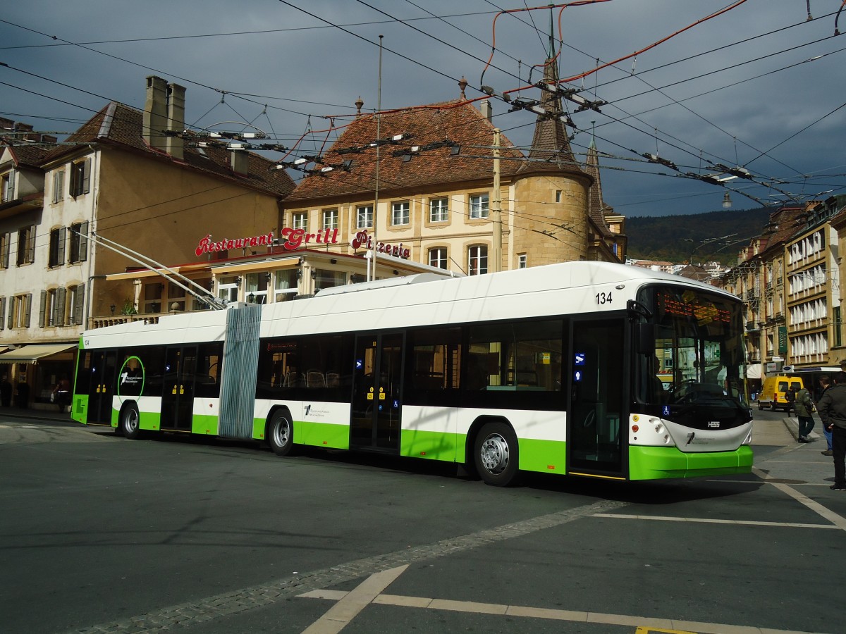 (130'210) - TN Neuchtel - Nr. 134 - Hess/Hess Gelenktrolleybus am 4. Oktober 2010 in Neuchtel, Place Pury