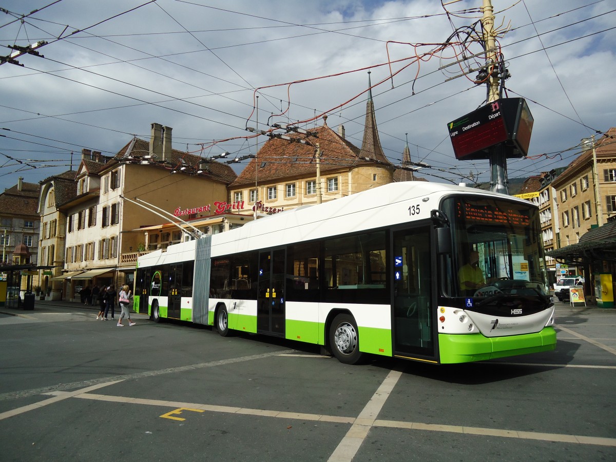 (130'217) - TN Neuchtel - Nr. 135 - Hess/Hess Gelenktrolleybus am 4. Oktober 2010 in Neuchtel, Place Pury