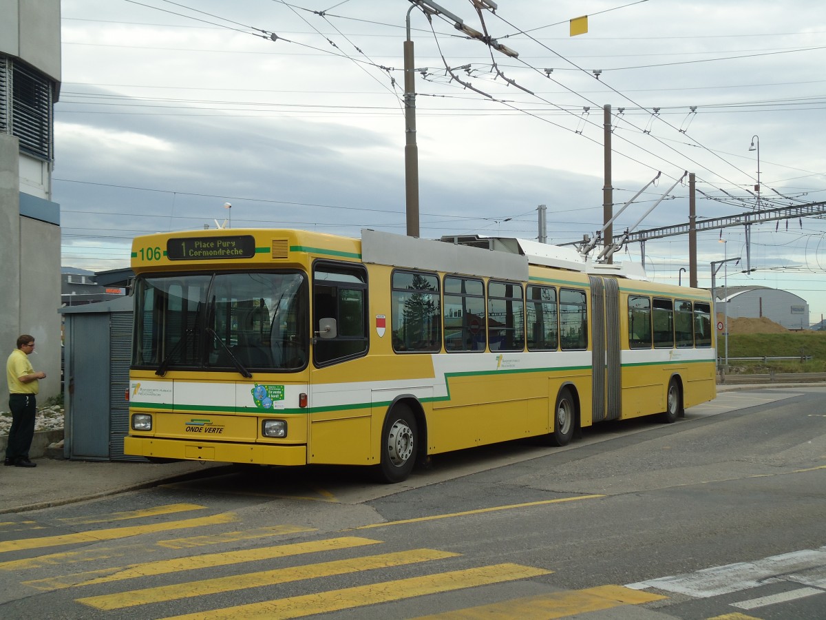 (130'257) - TN Neuchtel - Nr. 106 - NAW/Hess Gelenktrolleybus am 4. Oktober 2010 beim Bahnhof Marin