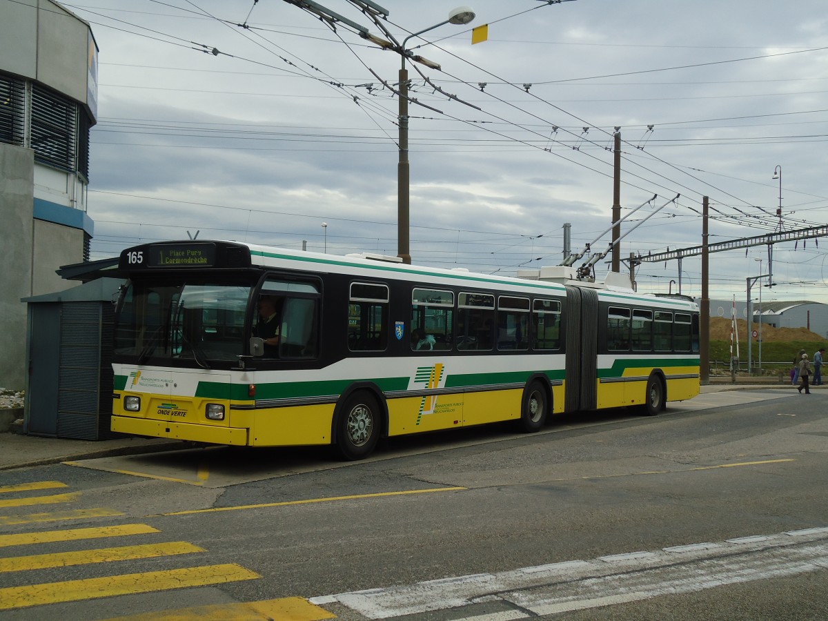 (130'260) - TN Neuchtel - Nr. 260 - FBW/Hess Gelenktrolleybus am 4. Oktober 2010 beim Bahnhof Marin