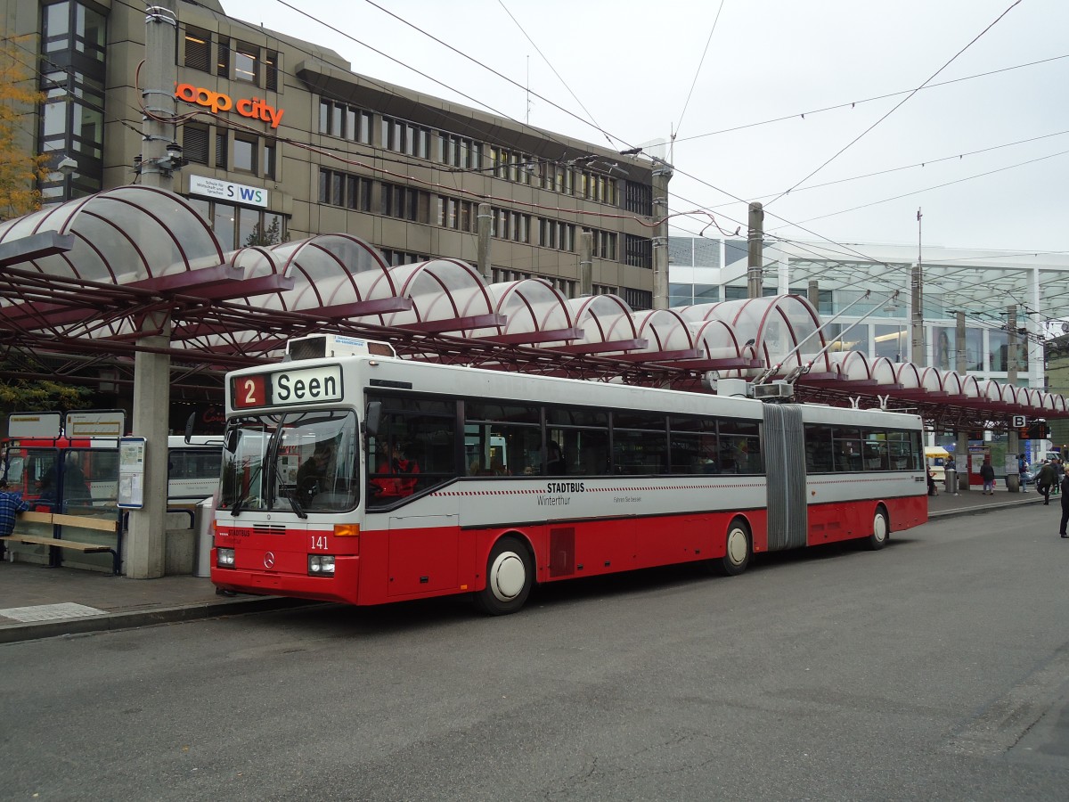 (130'448) - SW Winterthur - Nr. 141 - Mercedes Gelenktrolleybus am 13. Oktober 2010 beim Hauptbahnhof Winterthur