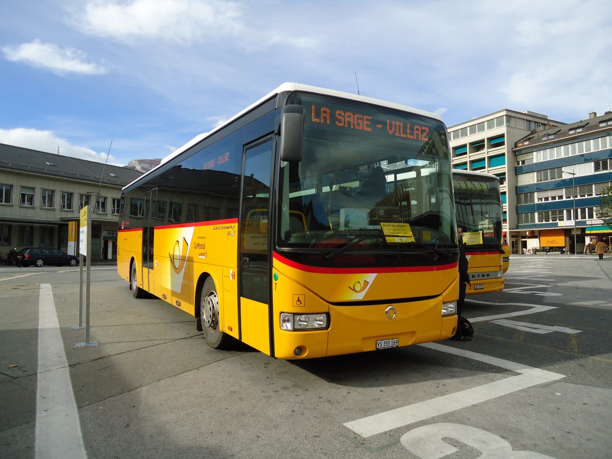 (130'871) - PostAuto Wallis - Nr. 7/VS 355'169 - Irisbus am 1. November 2010 beim Bahnhof Sion