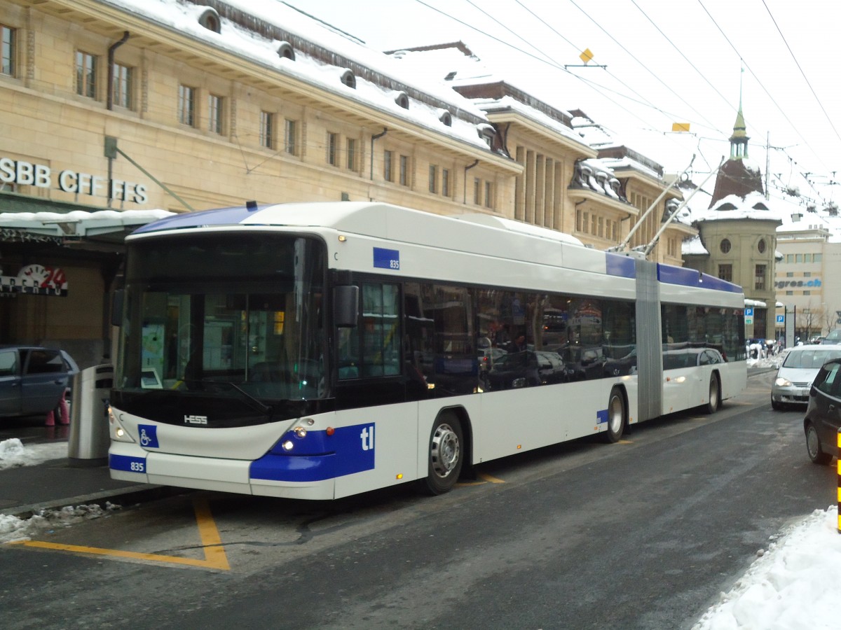 (131'203) - TL Lausanne - Nr. 835 - Hess/Hess Gelenktrolleybus am 5. Dezember 2010 beim Bahnhof Lausanne