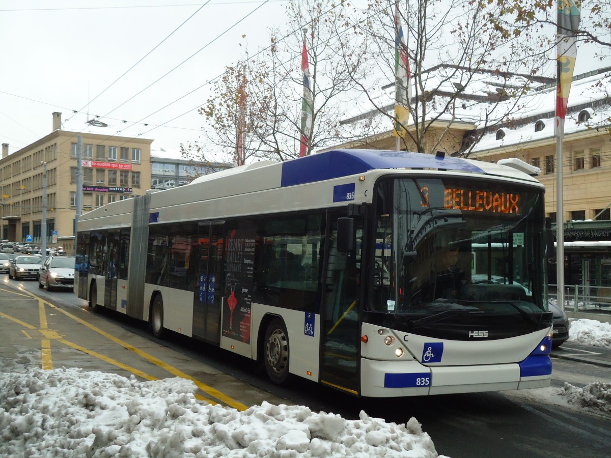 (131'205) - TL Lausanne - Nr. 835 - Hess/Hess Gelenktrolleybus am 5. Dezember 2010 beim Bahnhof Lausanne