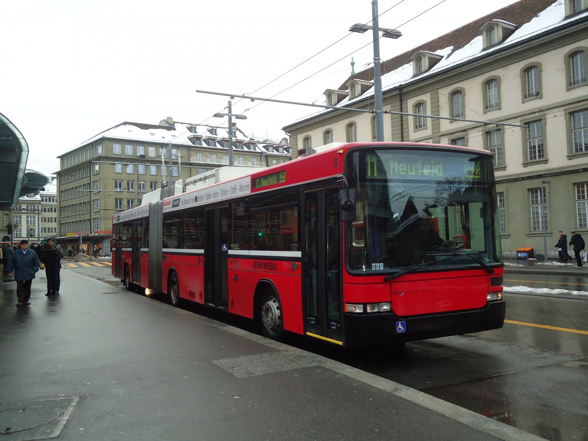 (131'387) - Bernmobil, Bern - Nr. 8 - NAW/Hess Gelenktrolleybus am 7. Dezember 2010 beim Bahnhof Bern