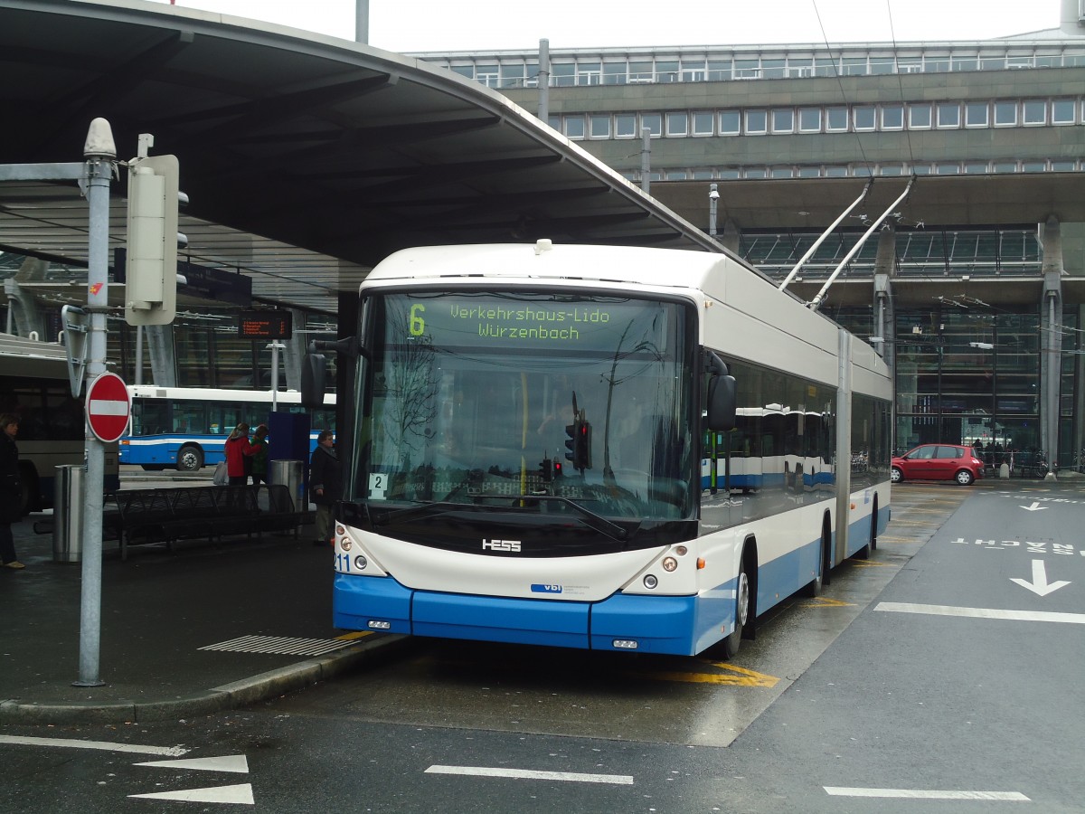 (131'442) - VBL Luzern - Nr. 211 - Hess/Hess Gelenktrolleybus am 8. Dezember 2010 beim Bahnhof Luzern