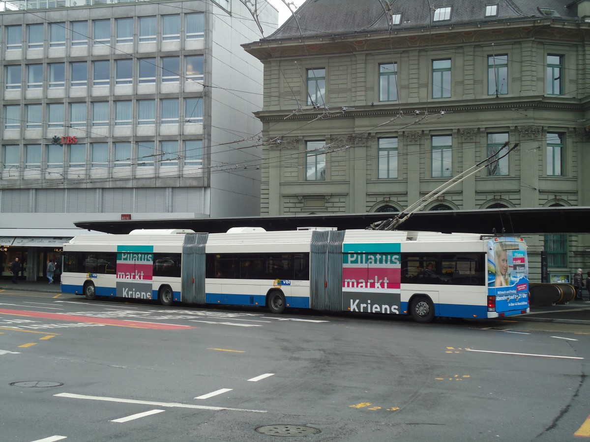 (131'443) - VBL Luzern - Nr. 232 - Hess/Hess Doppelgelenktrolleybus am 8. Dezember 2010 beim Bahnhof Luzern