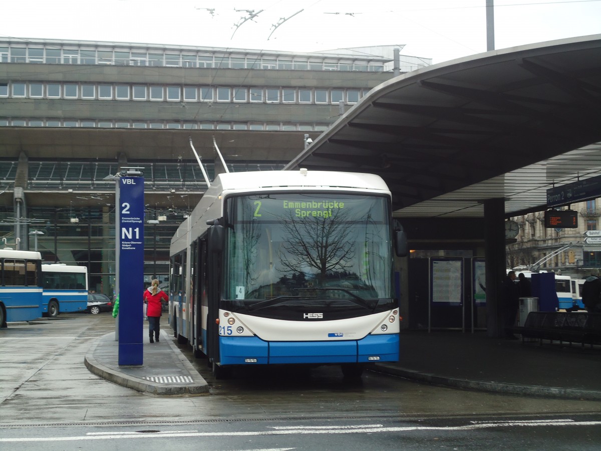 (131'448) - VBL Luzern - Nr. 215 - Hess/Hess Gelenktrolleybus am 8. Dezember 2010 beim Bahnhof Luzern