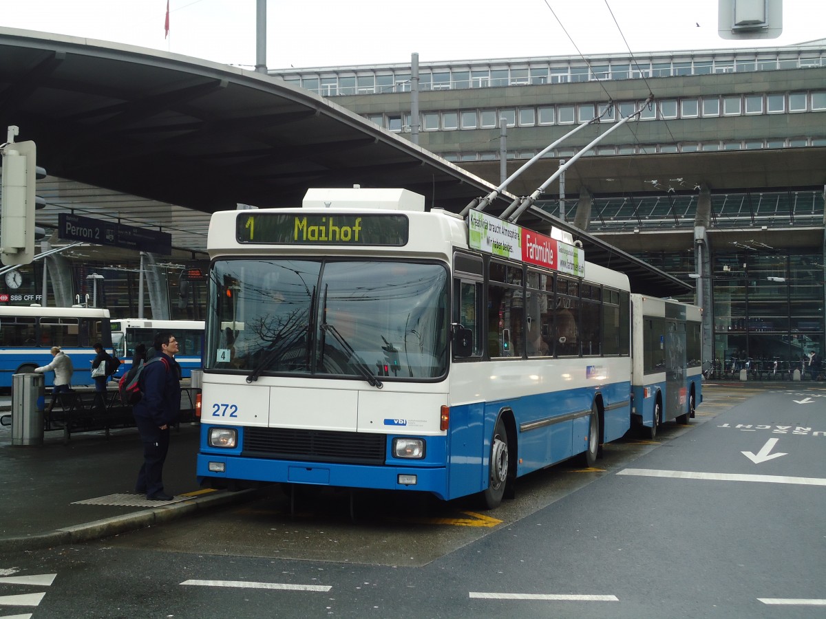 (131'455) - VBL Luzern - Nr. 272 - NAW/R&J-Hess Trolleybus am 8. Dezember 2010 beim Bahnhof Luzern