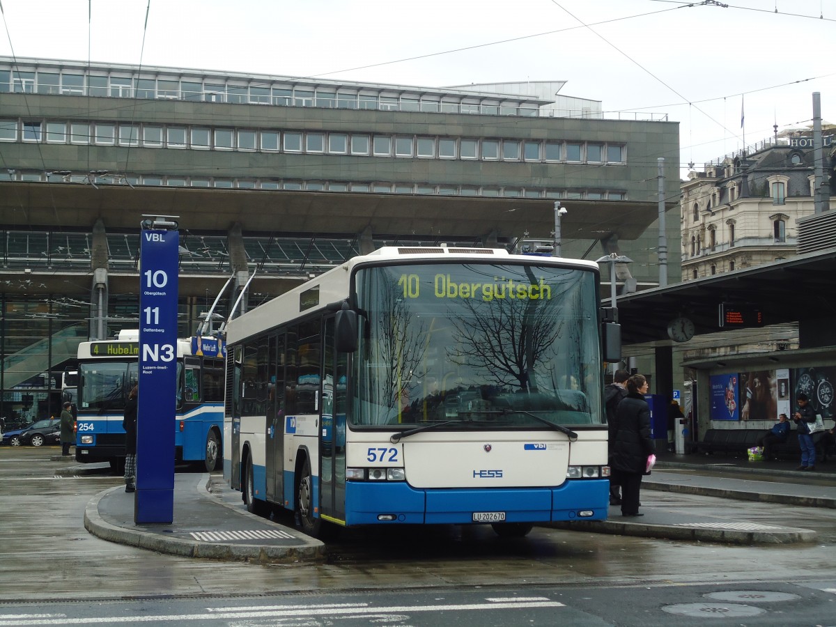 (131'456) - VBL Luzern - Nr. 572/LU 202'670 - Scania/Hess am 8. Dezember 2010 beim Bahnhof Luzern