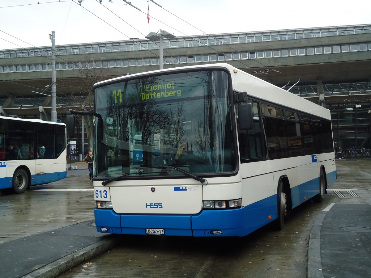(131'459) - VBL Luzern - Nr. 613/LU 202'613 - Scania/Hess am 8. Dezember 2010 beim Bahnhof Luzern