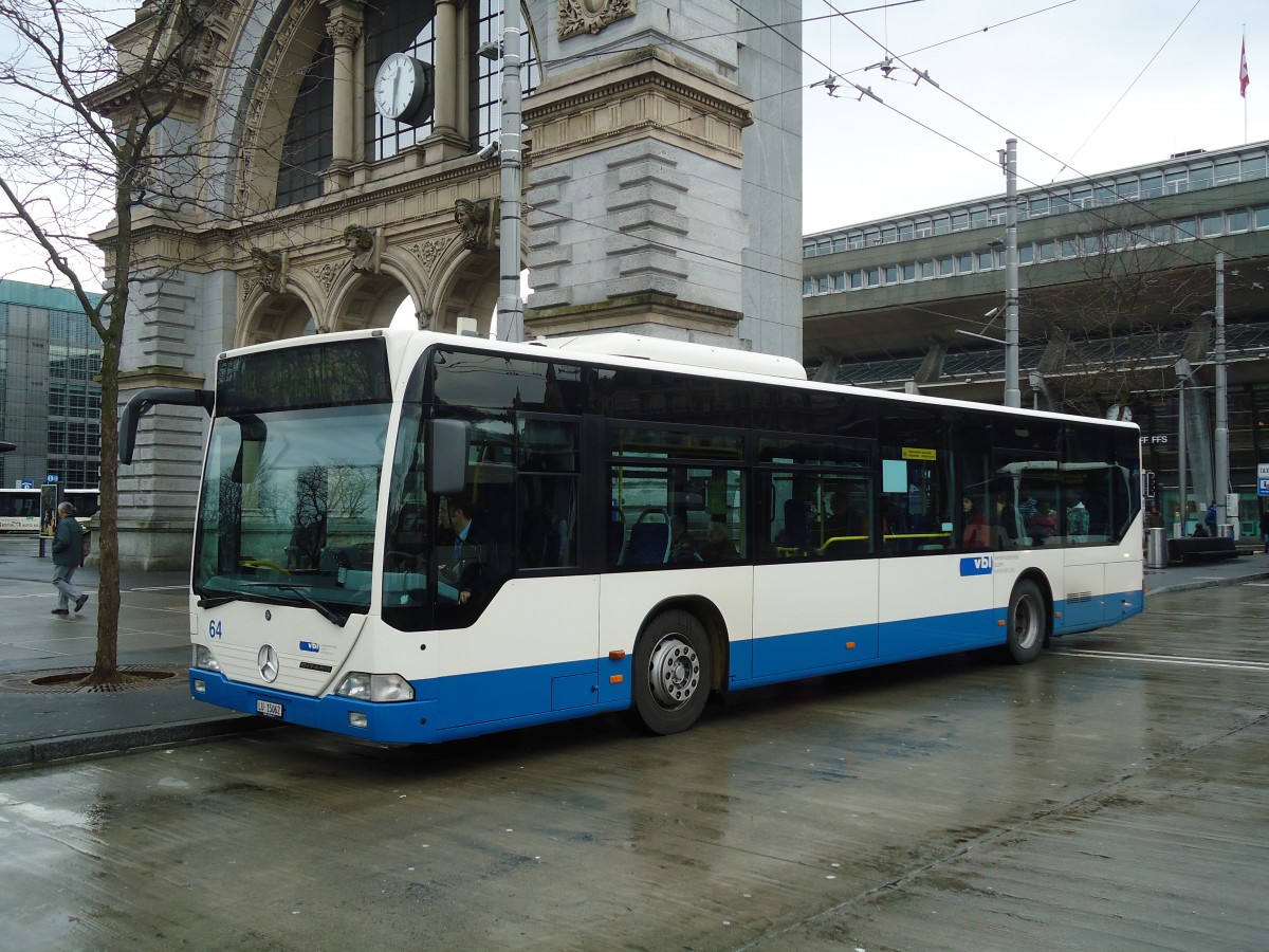 (131'461) - VBL Luzern - Nr. 64/LU 15'062 - Mercedes am 8. Dezember 2010 beim Bahnhof Luzern