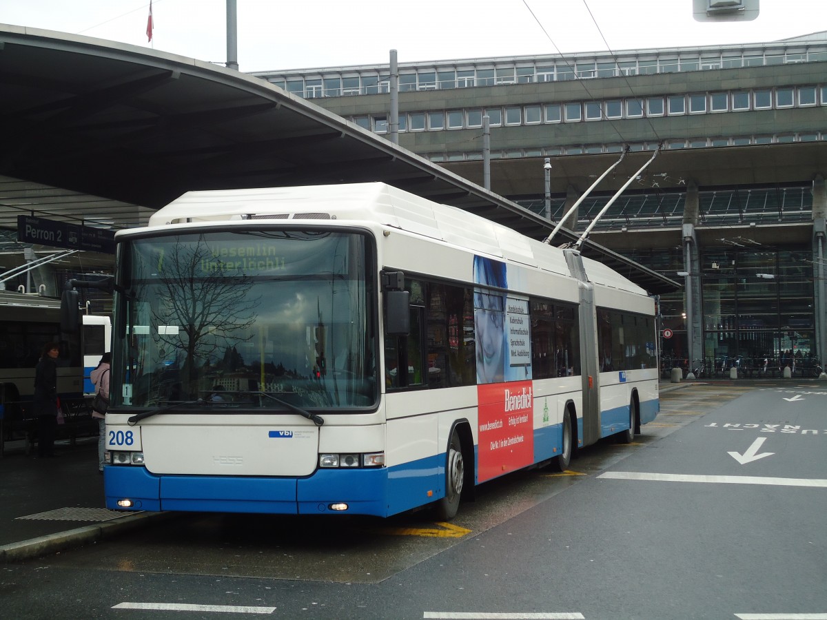(131'466) - VBL Luzern - Nr. 208 - Hess/Hess Gelenktrolleybus am 8. Dezember 2010 beim Bahnhof Luzern