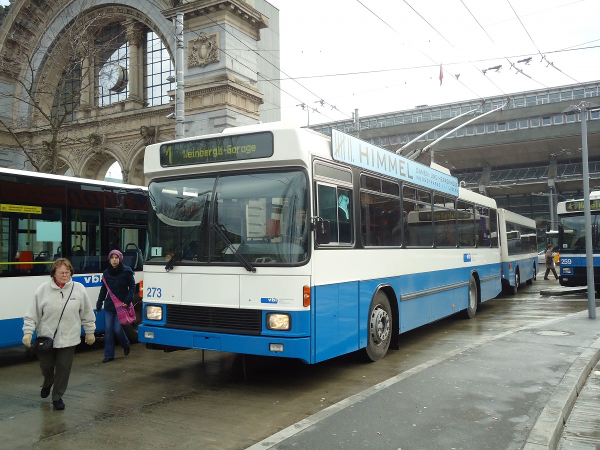 (131'467) - VBL Luzern - Nr. 273 - NAW/R&J-Hess Trolleybus am 8. Dezember 2010 beim Bahnhof Luzern