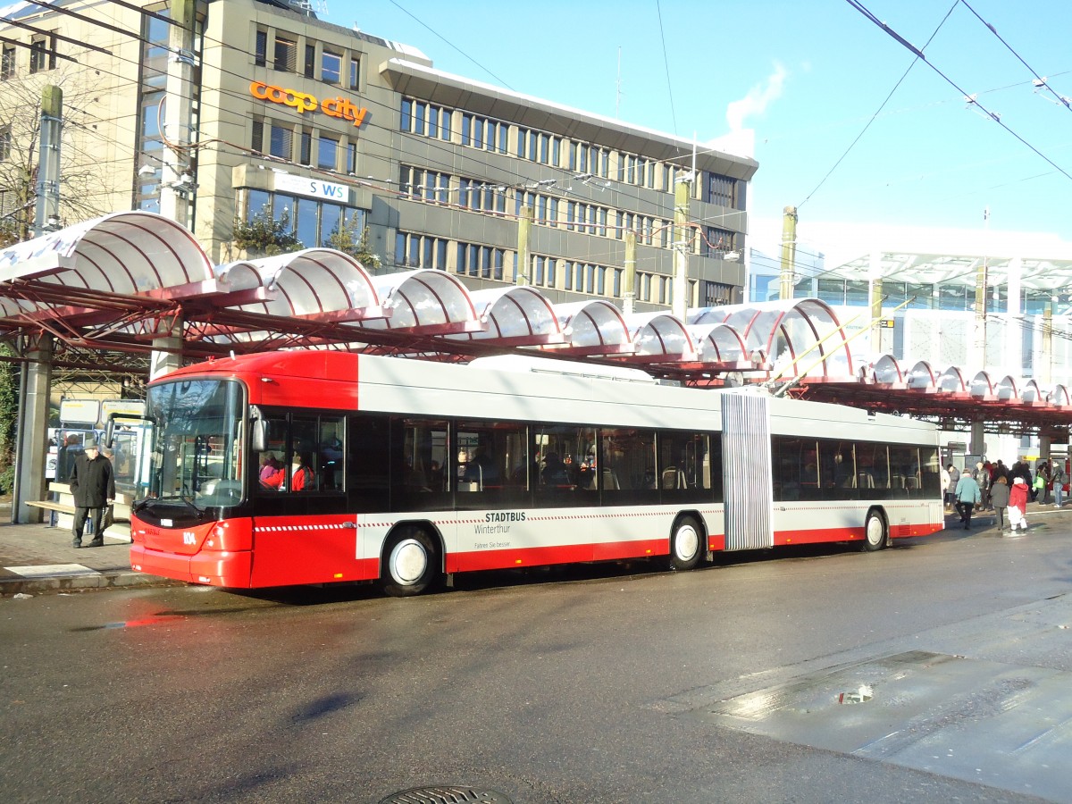 (131'509) - SW Winterthur - Nr. 104 - Hess/Hess Gelenktrolleybus am 9. Dezember 2010 beim Hauptbahnhof Winterthur