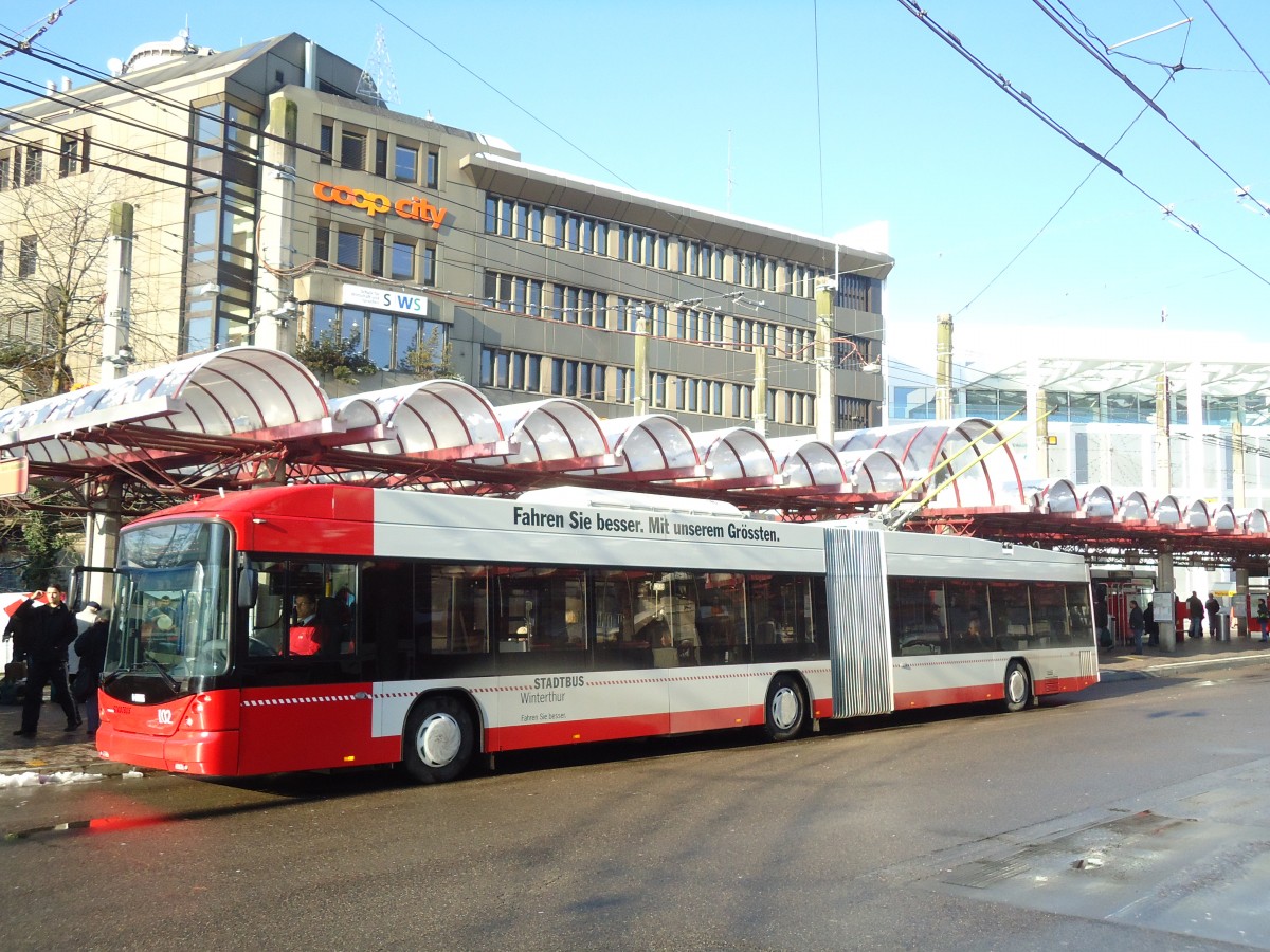 (131'523) - SW Winterthur - Nr. 102 - Hess/Hess Gelenktrolleybus am 9. Dezember 2010 beim Hauptbahnhof Winterthur