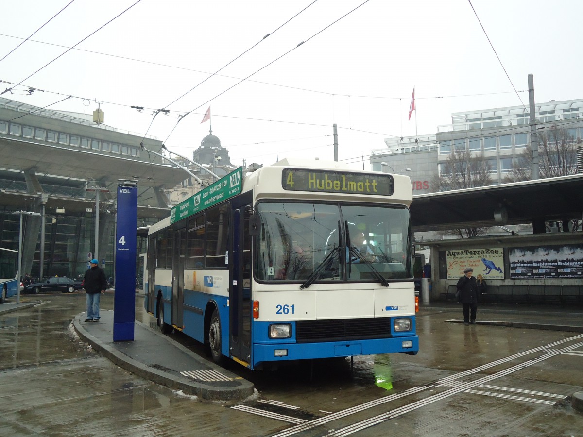 (131'782) - VBL Luzern - Nr. 261 - NAW/R&J-Hess Trolleybus am 29. Dezember 2010 beim Bahnhof Luzern