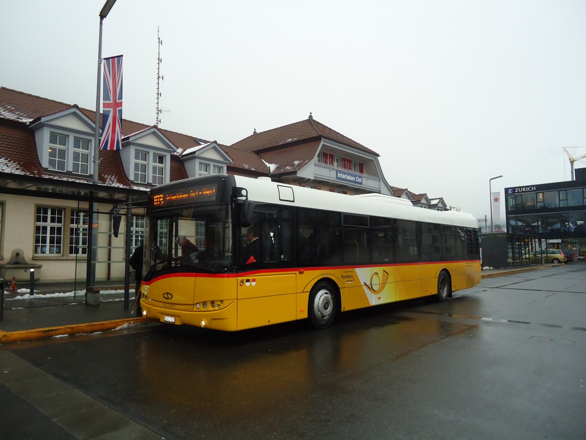 (131'849) - PostAuto Bern - BE 610'535 - Solaris am 30. Dezember 2010 beim Bahnhof Interlaken Ost