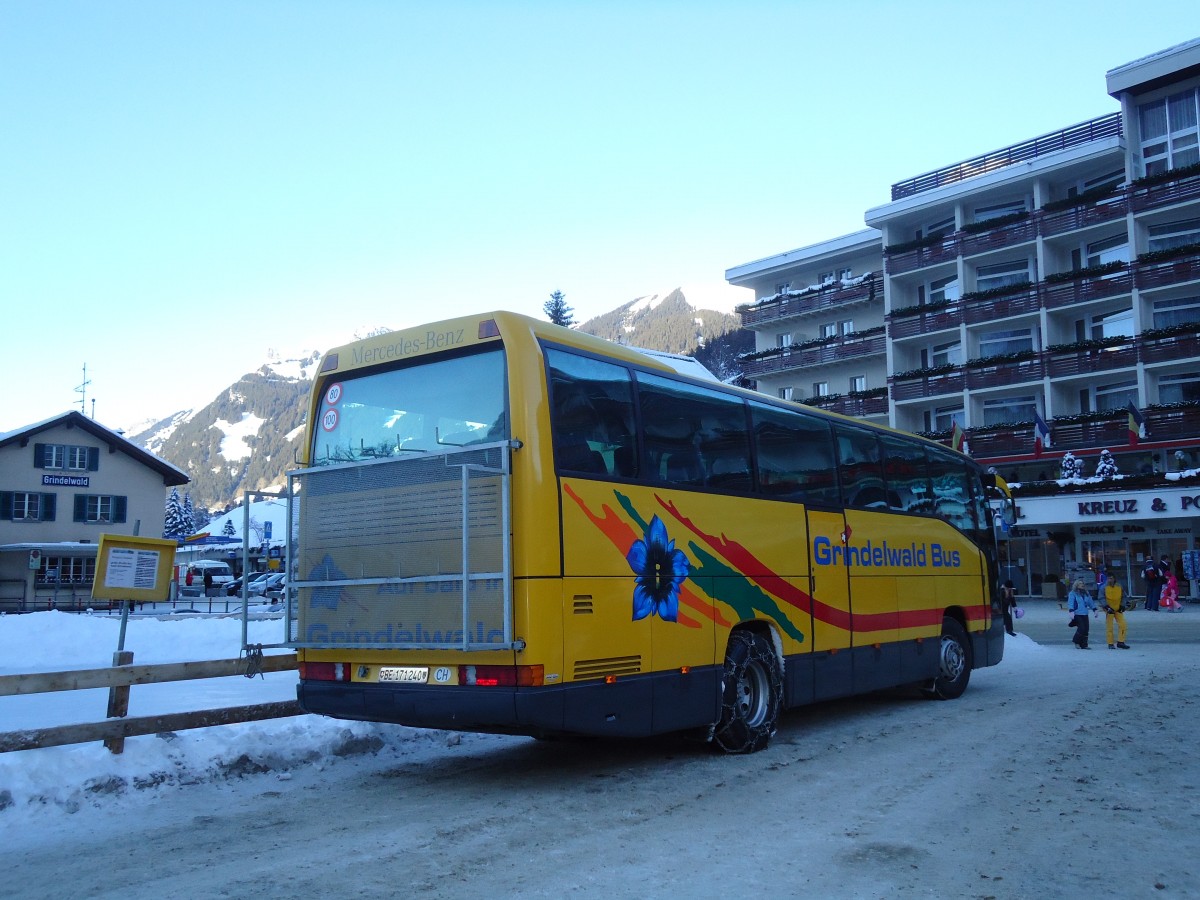 (131'906) - AVG Grindelwald - Nr. 30/BE 171'240 - Mercedes am 31. Dezember 2010 beim Bahnhof Grindelwald