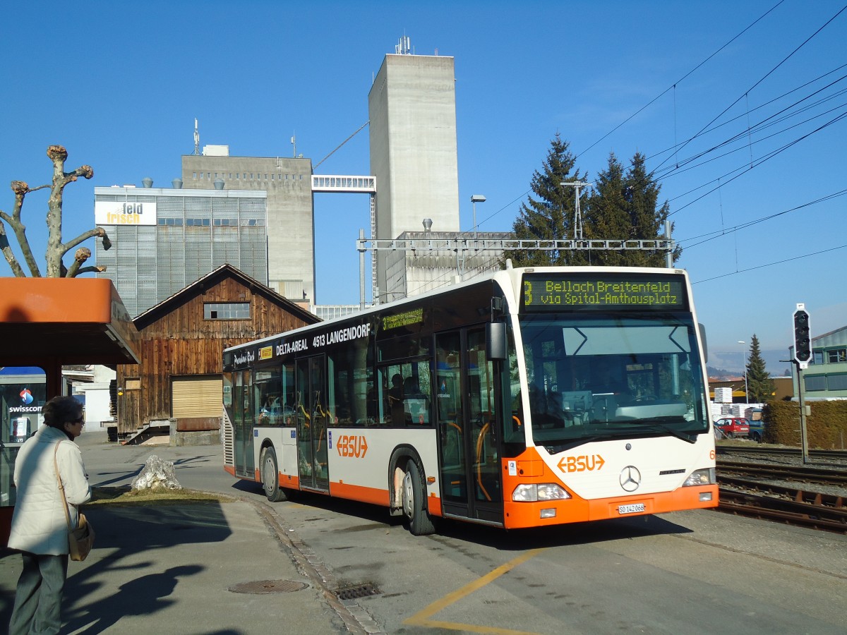 (132'444) - BSU Solothurn - Nr. 66/SO 142'066 - Mercedes am 24. Januar 2011 beim Bahnhof Lohn-Lterkofen