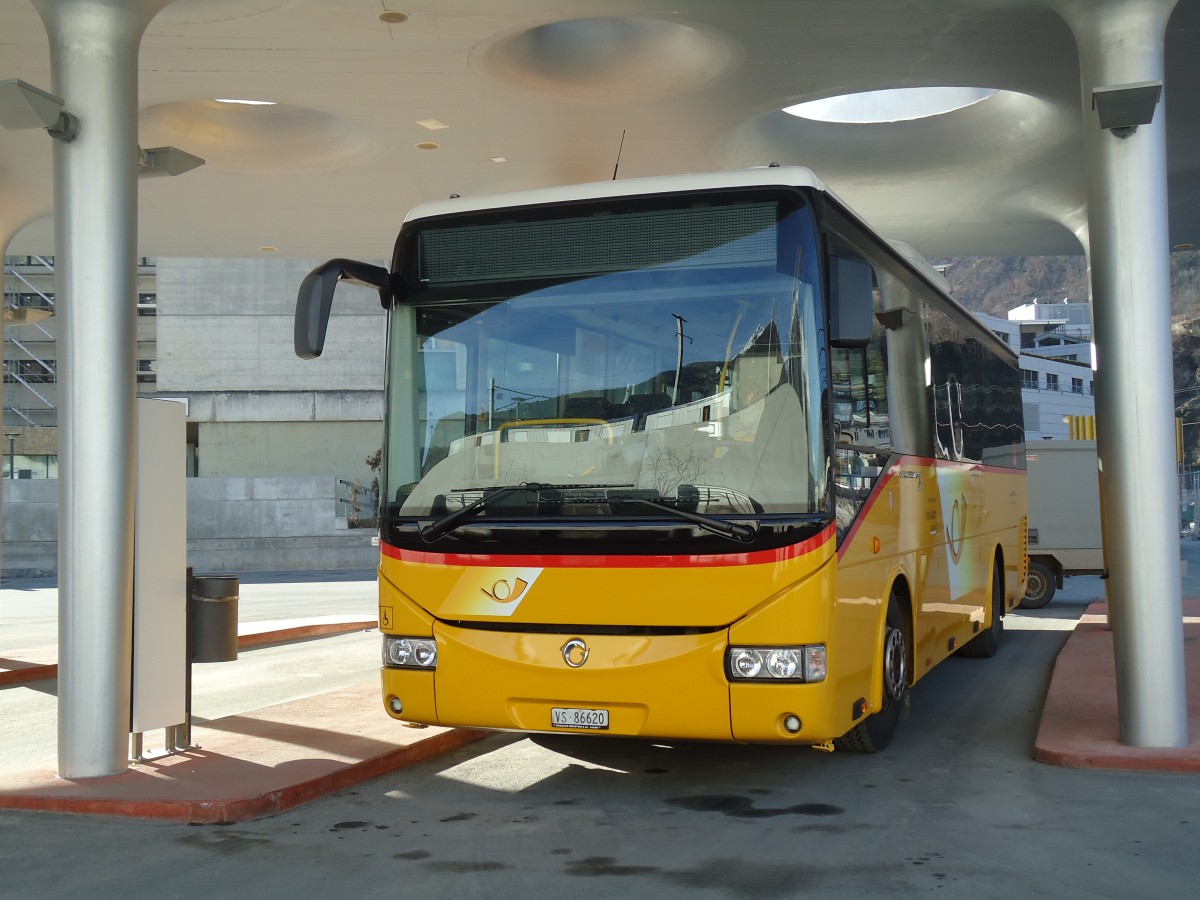 (132'475) - Autotour, Visp - VS 86'620 - Irisbus am 6. Februar 2011 beim Bahnhof Visp