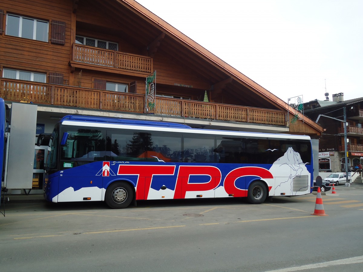 (132'631) - TPC Aigle - Nr. 16/VD 1009 - Irisbus am 19. Februar 2011 beim Bahnhof Villars-sur-Ollon