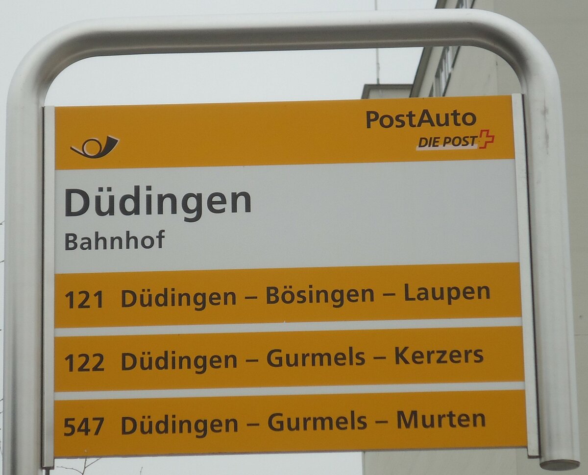 (132'725) - PostAuto-Haltestellenschild - Ddingen, Bahnhof - am 7. Mrz 2011