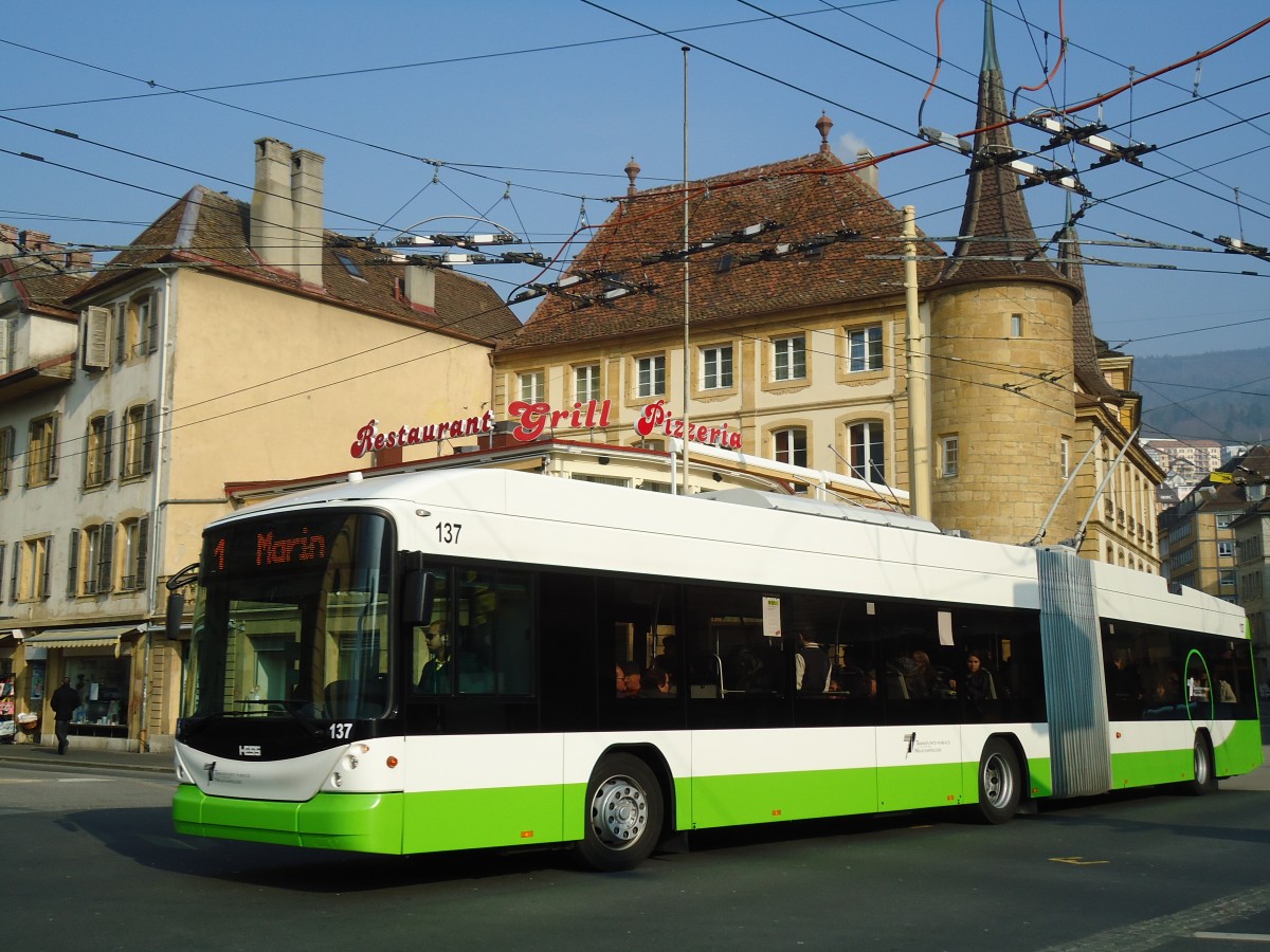 (132'746) - TN Neuchtel - Nr. 137 - Hess/Hess Gelenktrolleybus am 8. Mrz 2011 in Neuchtel, Place Pury