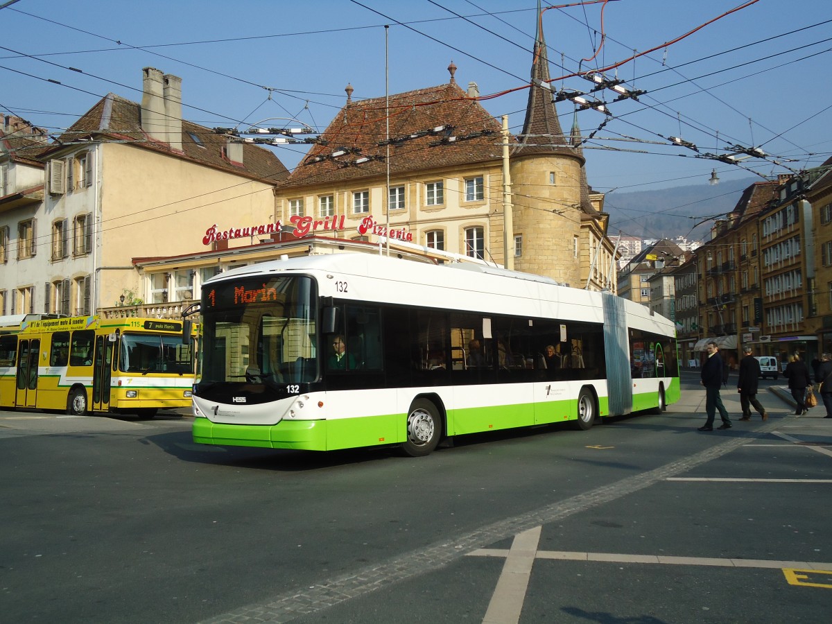 (132'755) - TN Neuchtel - Nr. 132 - Hess/Hess Gelenktrolleybus am 8. Mrz 2011 in Neuchtel, Place Pury