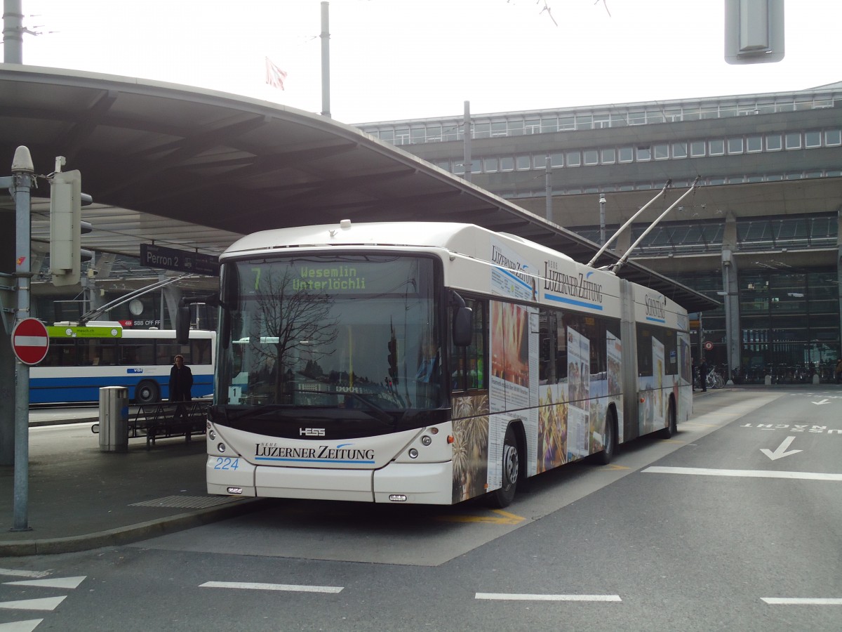 (132'986) - VBL Luzern - Nr. 224 - Hess/Hess Gelenktrolleybus am 11. Mrz 2011 beim Bahnhof Luzern