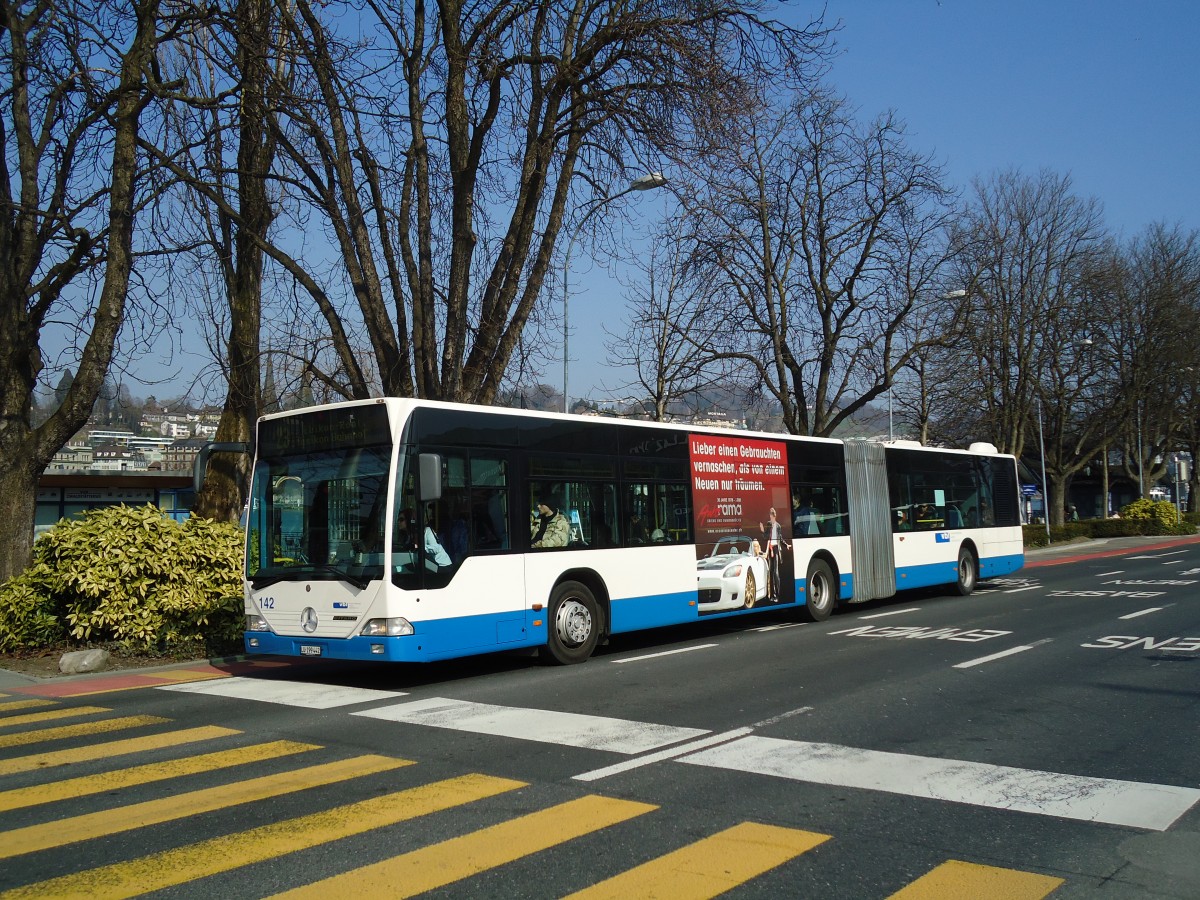 (133'040) - VBL Luzern - Nr. 142/LU 199'442 - Mercedes am 11. Mrz 2011 beim Bahnhof Luzern