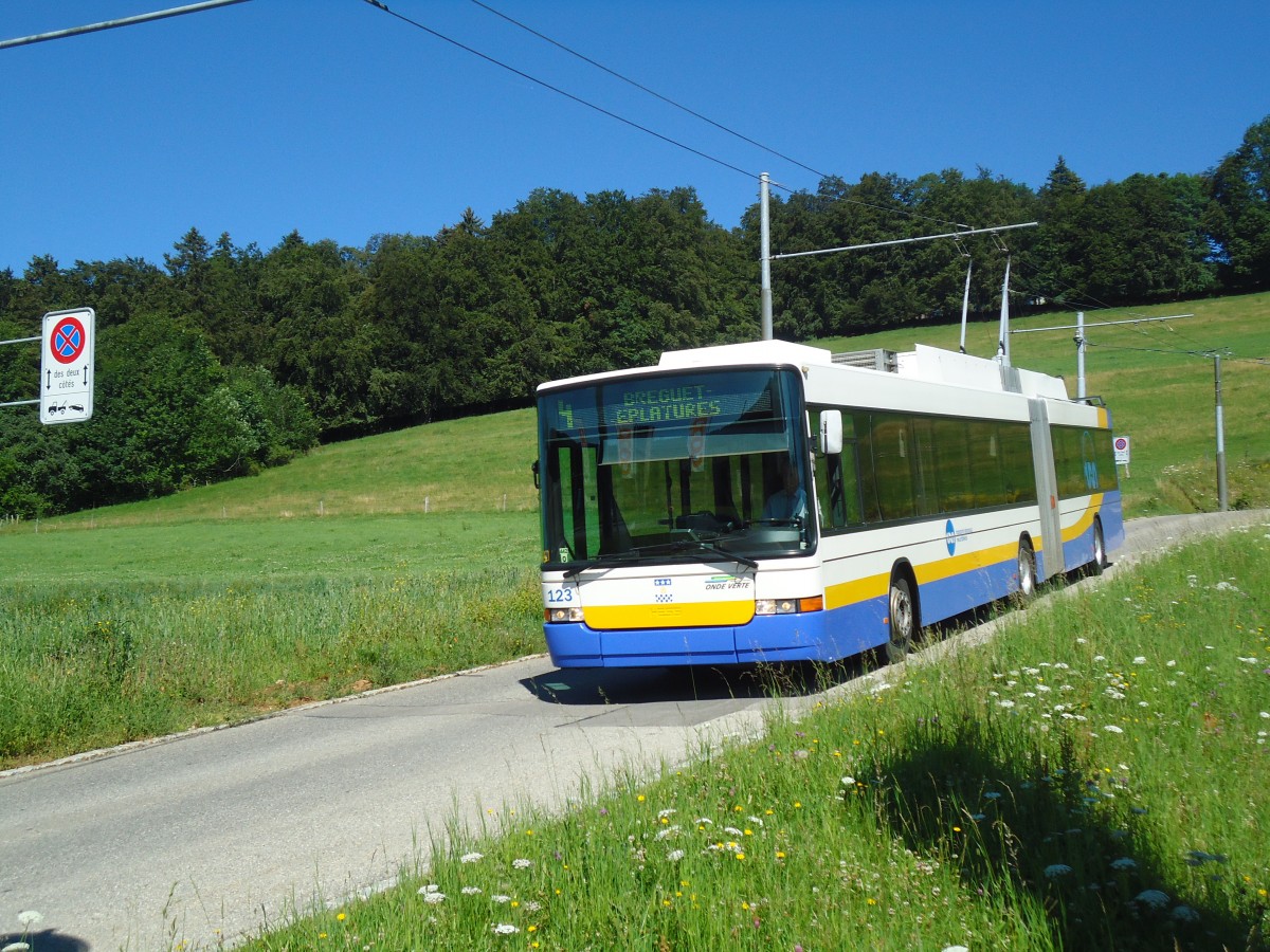 (134'963) - TC La Chaux-de-Fonds - Nr. 123 - NAW/Hess Gelenktrolleybus am 11. Juli 2011 in La Chaux-de-Fonds, Eplatures